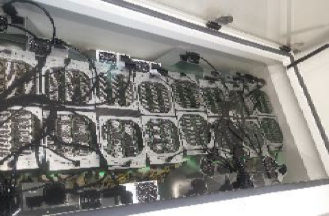 Photo of immersed servers using single-phase liquid immersion cooling. SLIC applications have little to no noise. Contact Engineered Fluids for more cooling solutions for your electronics